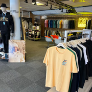 D2 Merch sitt showroom med vareprøver på merch