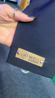 Mørk blå navy blazer med lasergravert brun skinnpatch på sleeve ermet