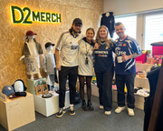 Fire menensker i fotballdrakt på fotballtrøyedagen i showroom